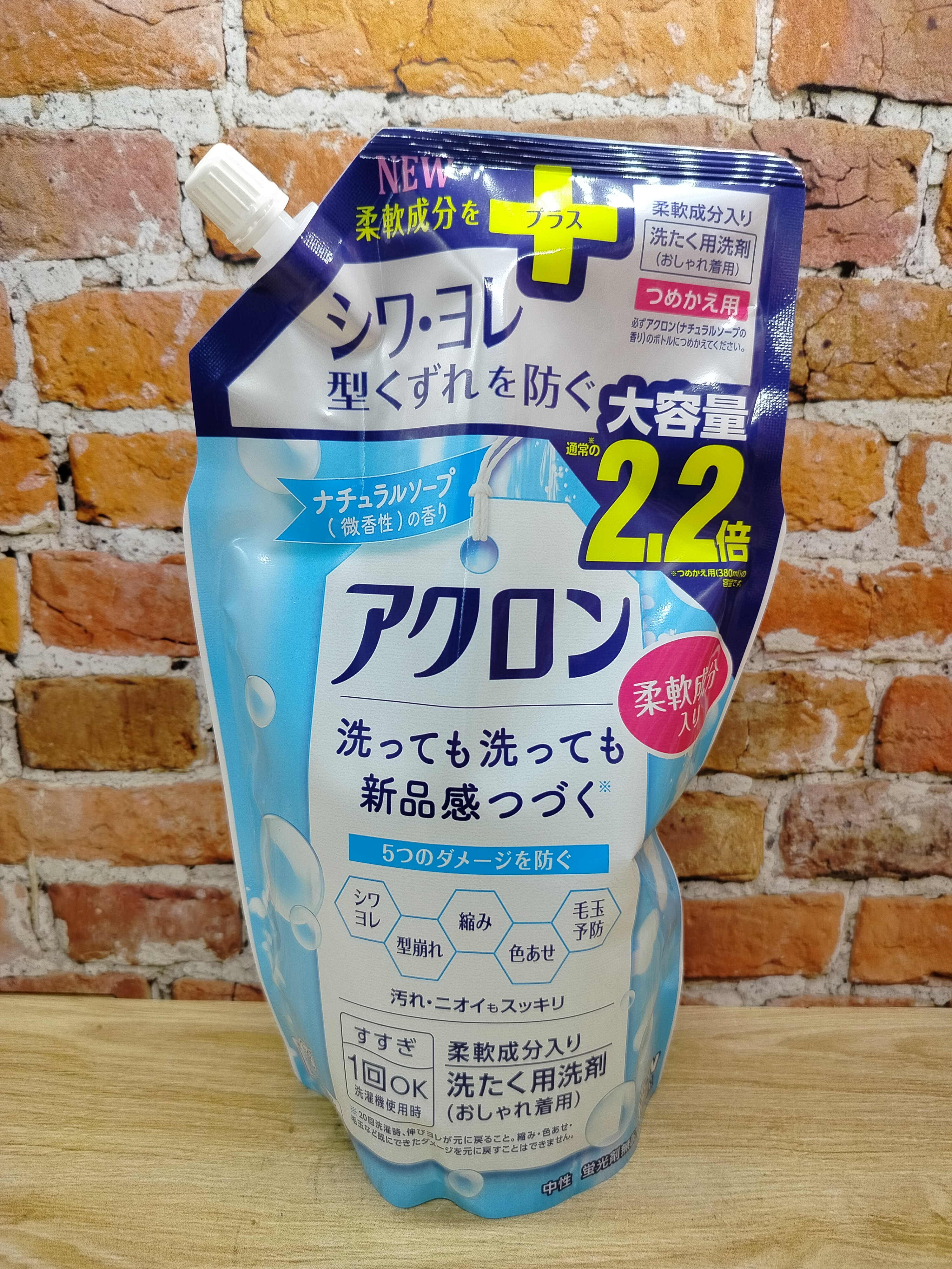 Lion Acron Natural Soap Средство для стирки деликатных тканей с нежным ароматом цветочного мыла 850 мл в мягкой упаковке