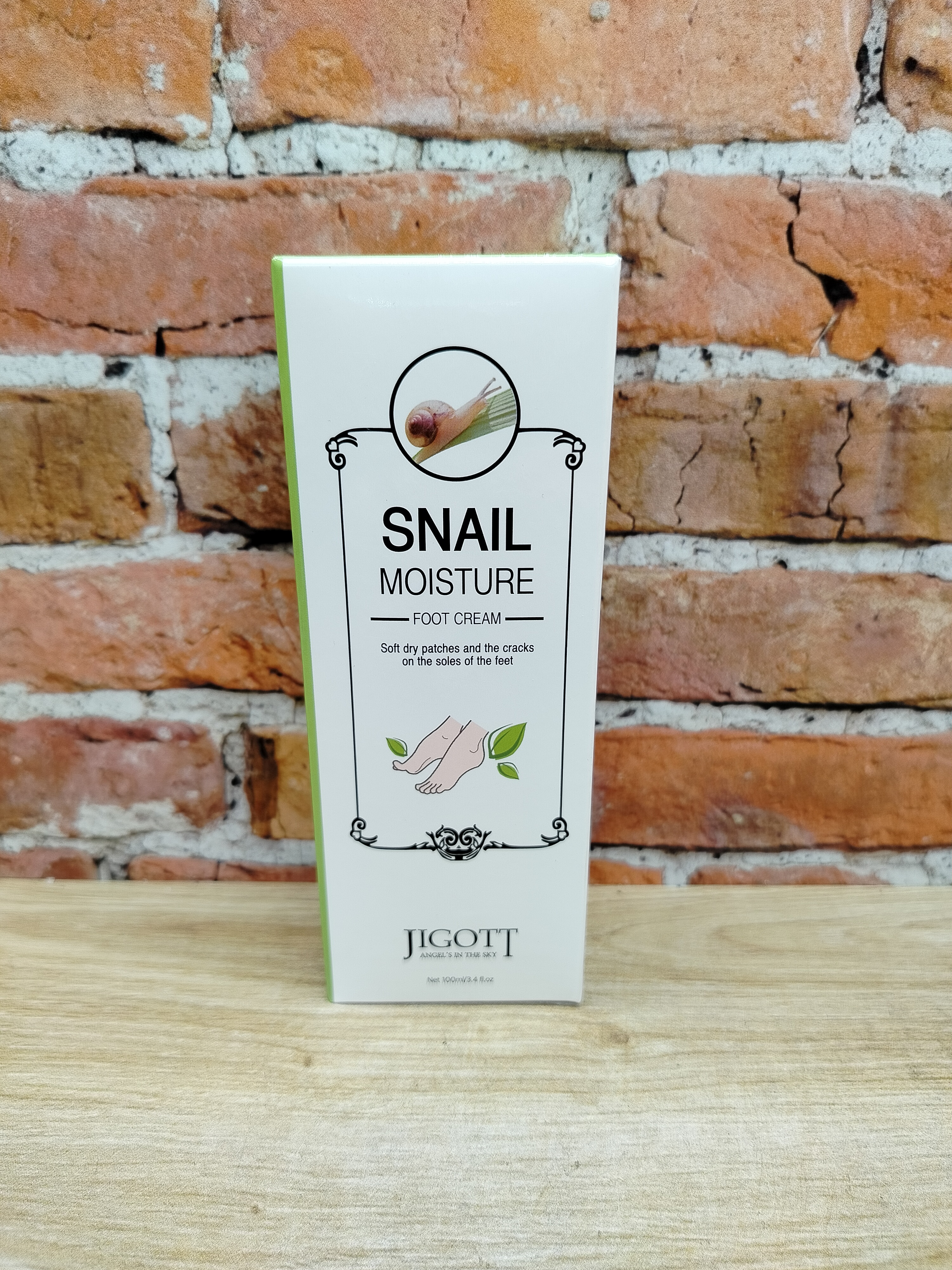 Jigott Real Moisture Snail Крем для ног с экстрактом слизи улитки 100 мл
