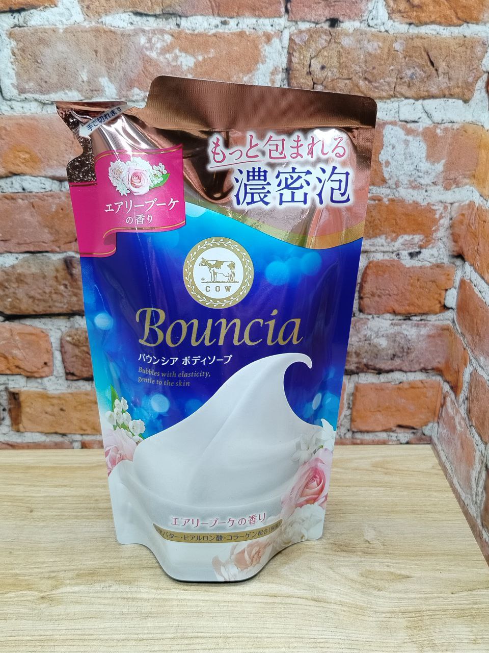 Cow Brand Bouncia Сливочное жидкое мыло для рук и тела с коллагеном и ароматом цветов 360 мл сменный блок