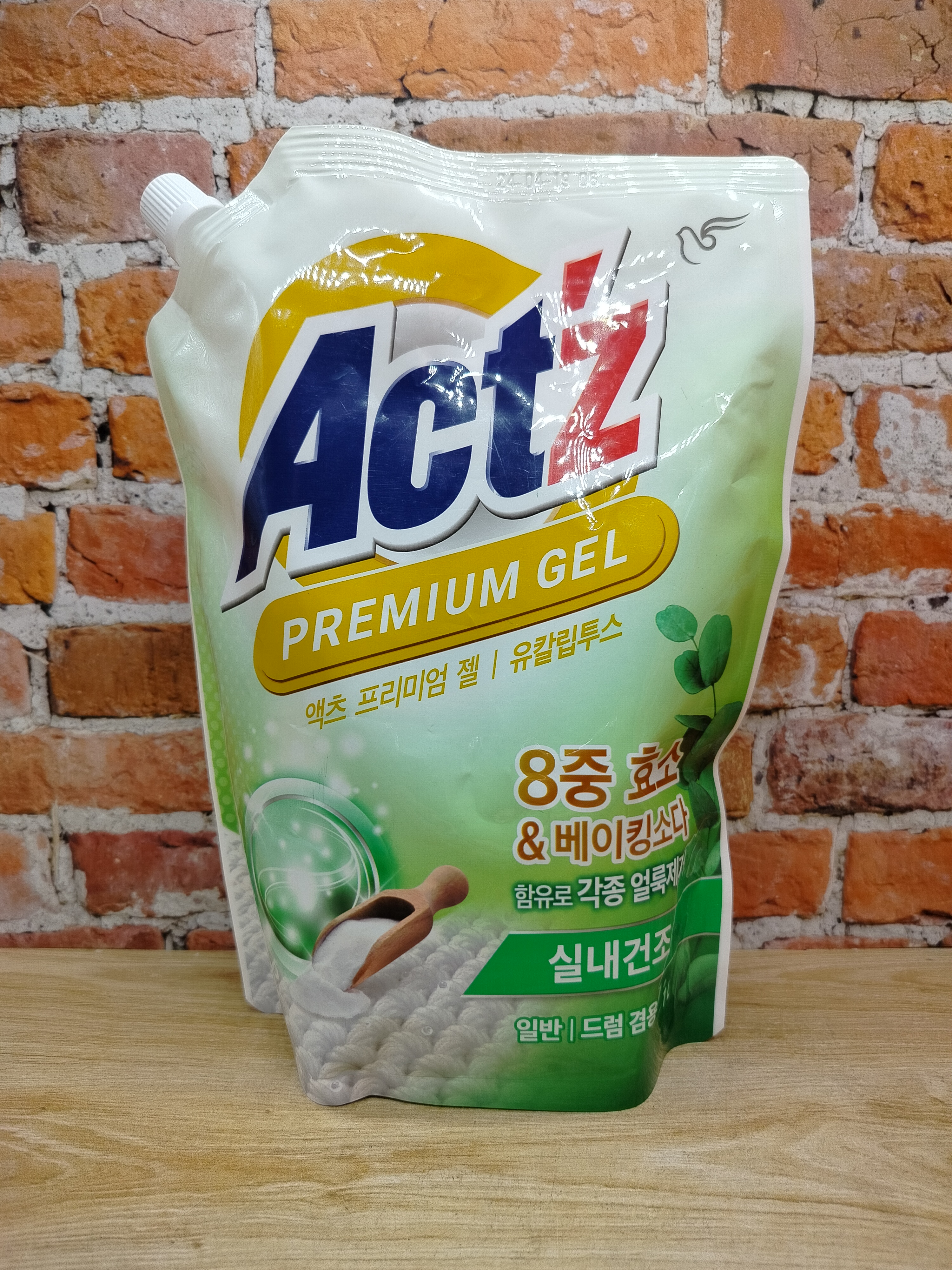 Pigeon Act'z Premium Gel Концентрированный гель для стирки для всех типов стиральных машин с ароматом эвкалипта 1 л в мягкой упаковке