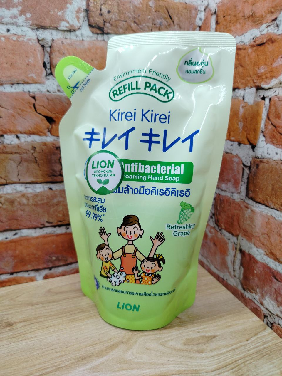 Lion Kirei Kirei Мыло-пена для рук антибактериальное Зеленый виноград 200 мл запасной блок