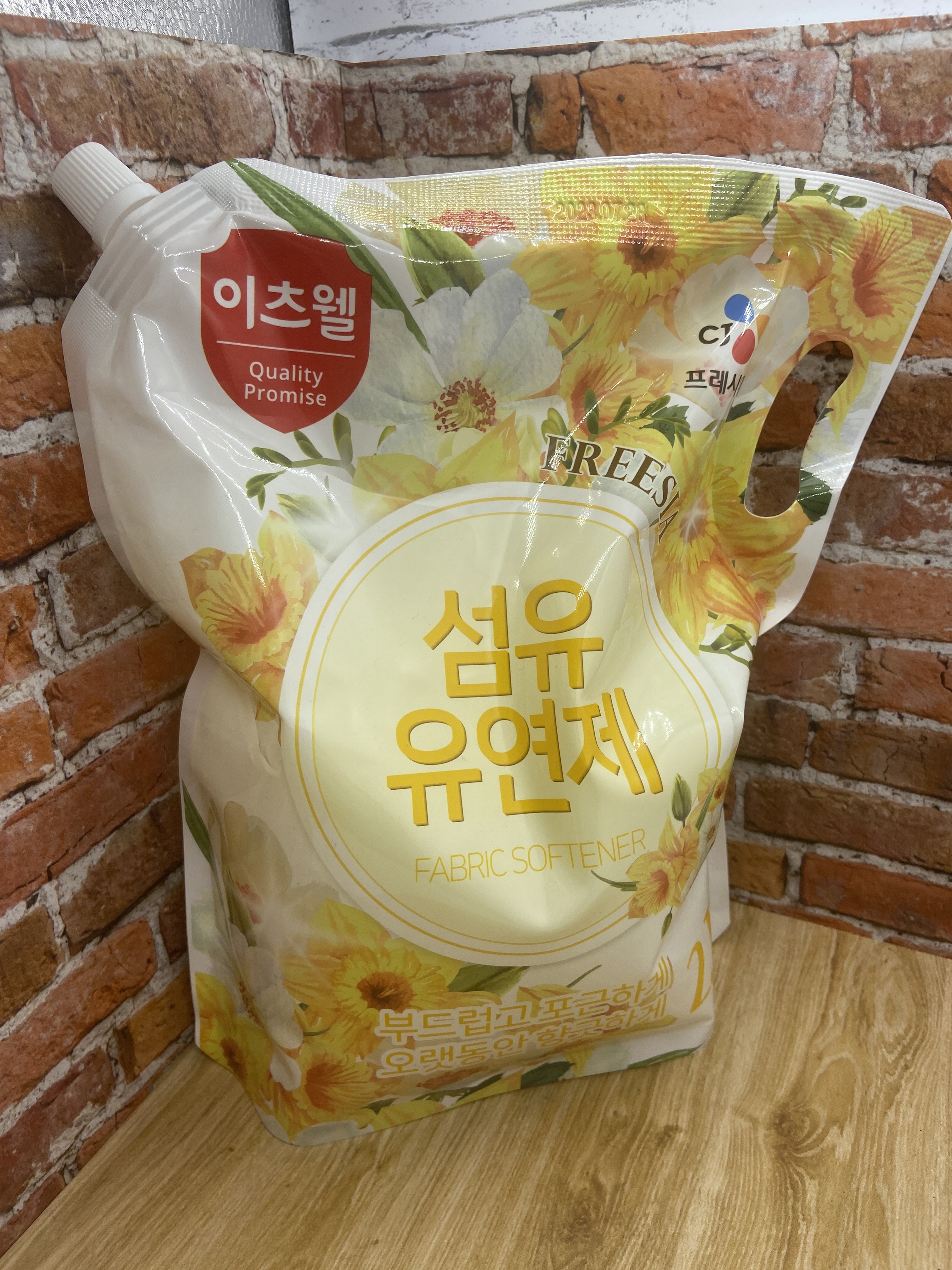 CJ Freshway Fabric Softener Fresia Кондиционер для белья с ароматом Фрезии 2.1 л на 105 стирок запасной блок