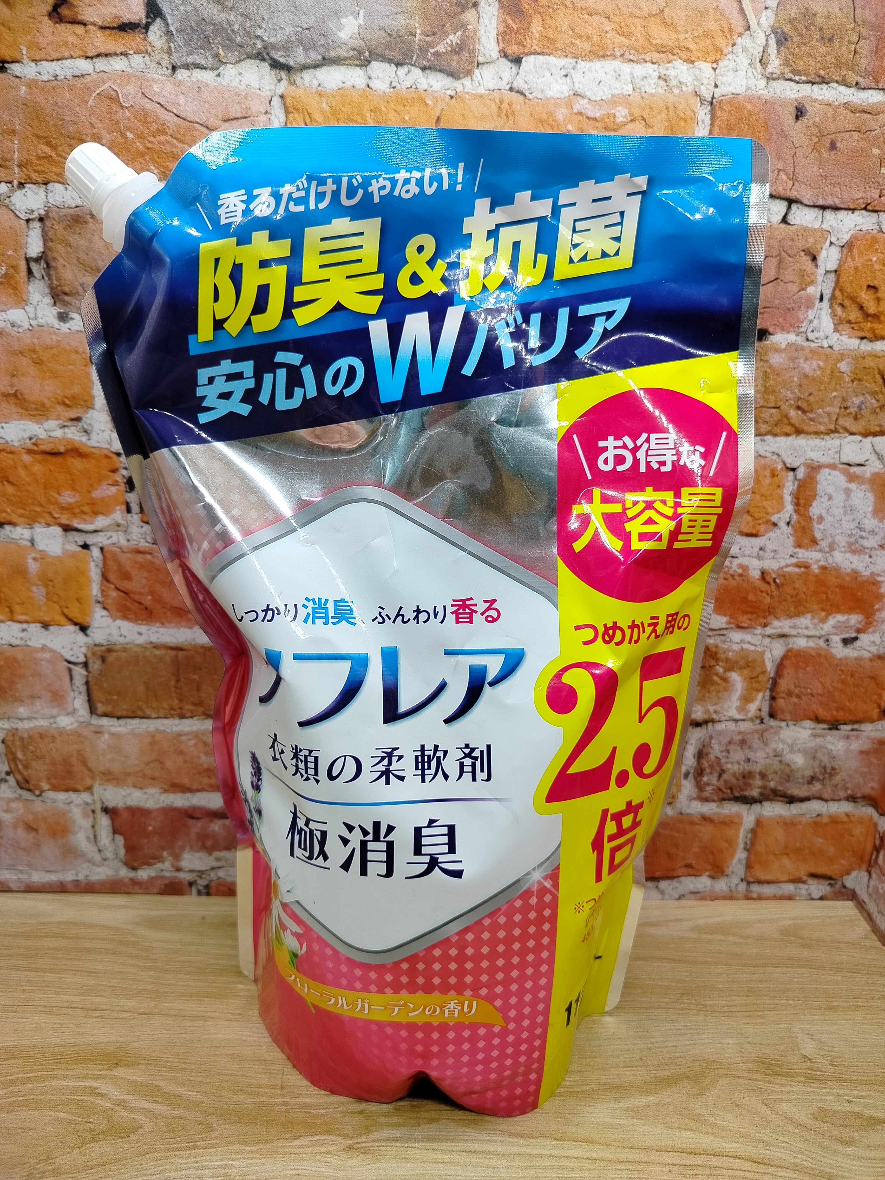 Nihon Sofrea Кондиционер для белья с антибактериальным эффектом и ароматом цветочного сада 1125 мл в мягкой упаковке