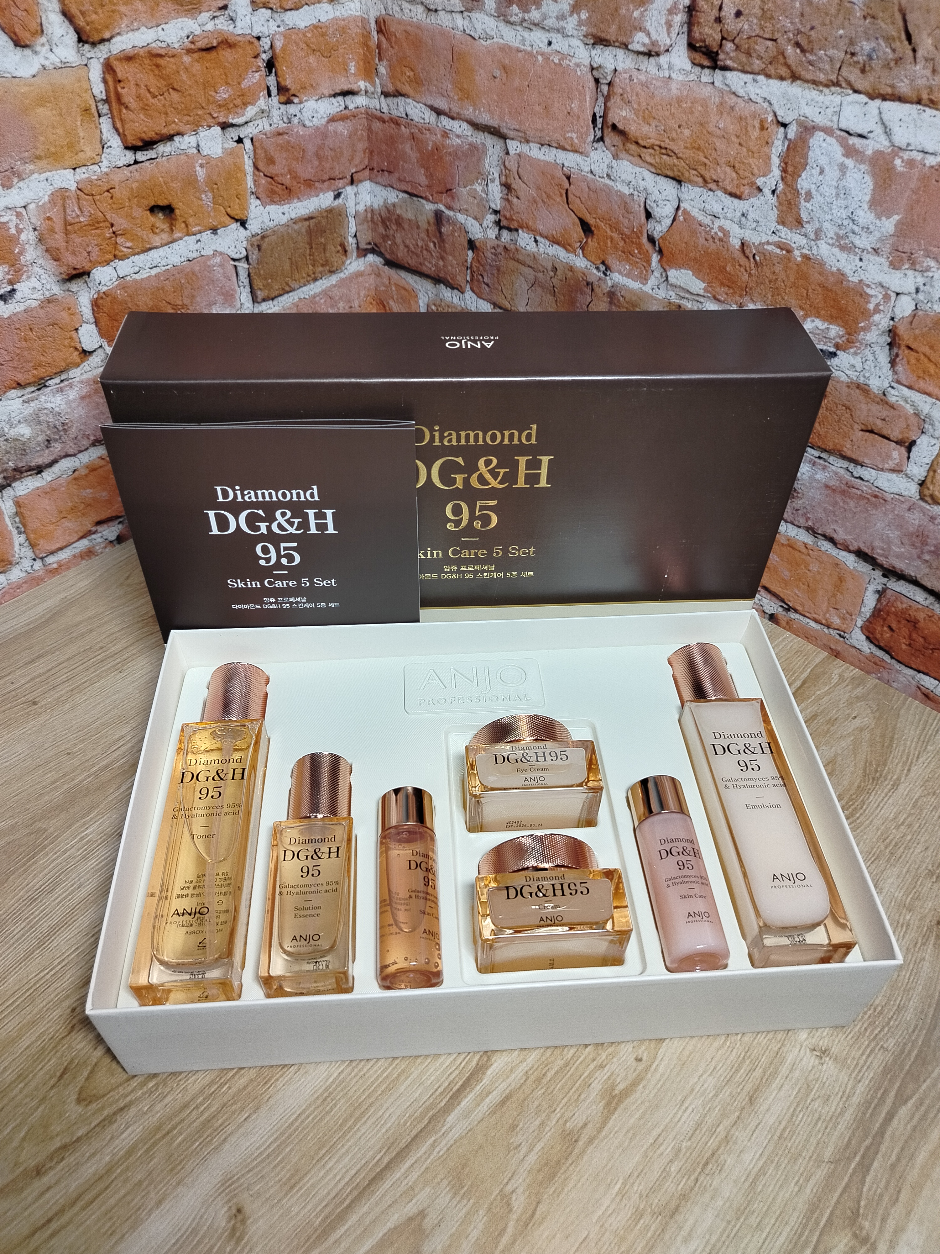 Anjo Professional Skin Care 5 Set Diamond DG&H Набор для лица с алмазным экстрактом Тонер 120 мл + 30 мл + Эмульсия 120 мл + 30 мл + Эссенция 40 мл + Крем для век 50 мл + Крем для лица 50 мл