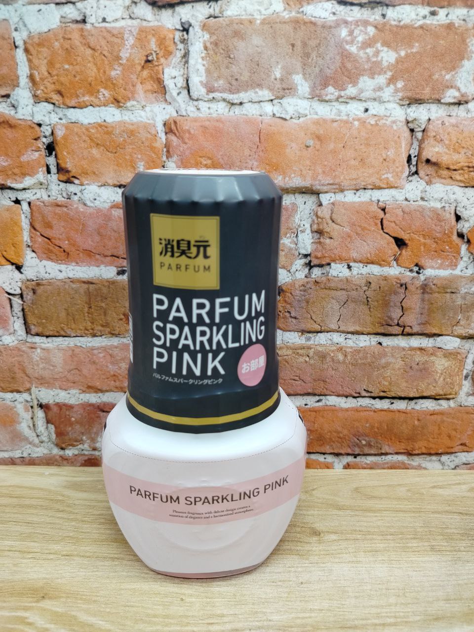 Kobayashi Oheyano Shoshugen Parfum Sparkling Pink Жидкий дезодорант для комнаты с ароматом Жасмина, розы и персика 400 мл