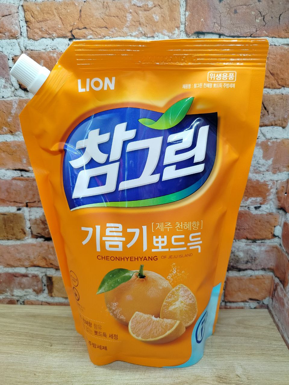 Lion Chamgreen Средство для мытья посуды, овощей и фруктов Мандарин 1,2 л в мягкой упаковке