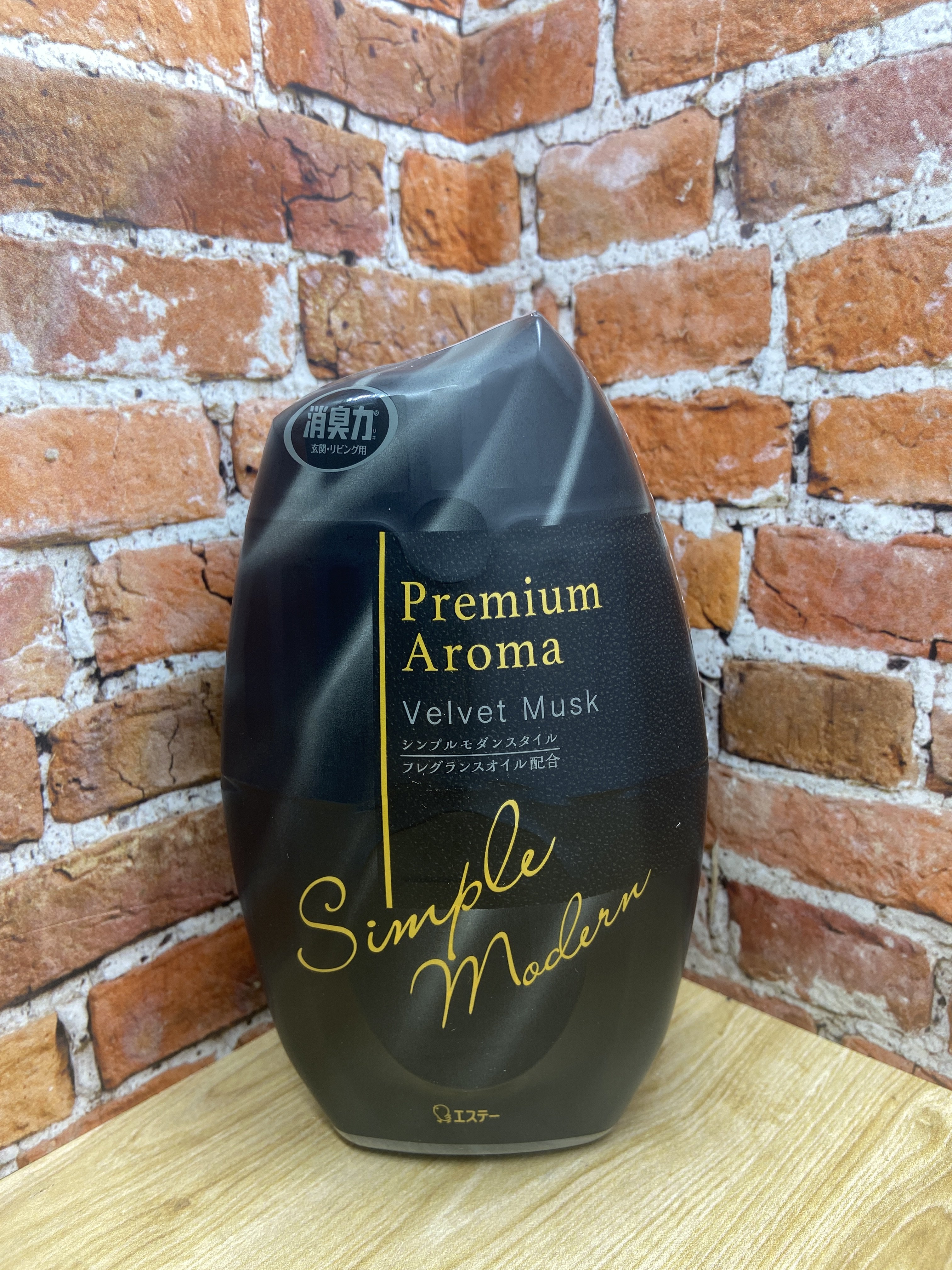 ST Shoushuuriki Premium Aroma Жидкий дезодорант–ароматизатор для комнат с изысканным ягодно-цветочным ароматом 400 мл