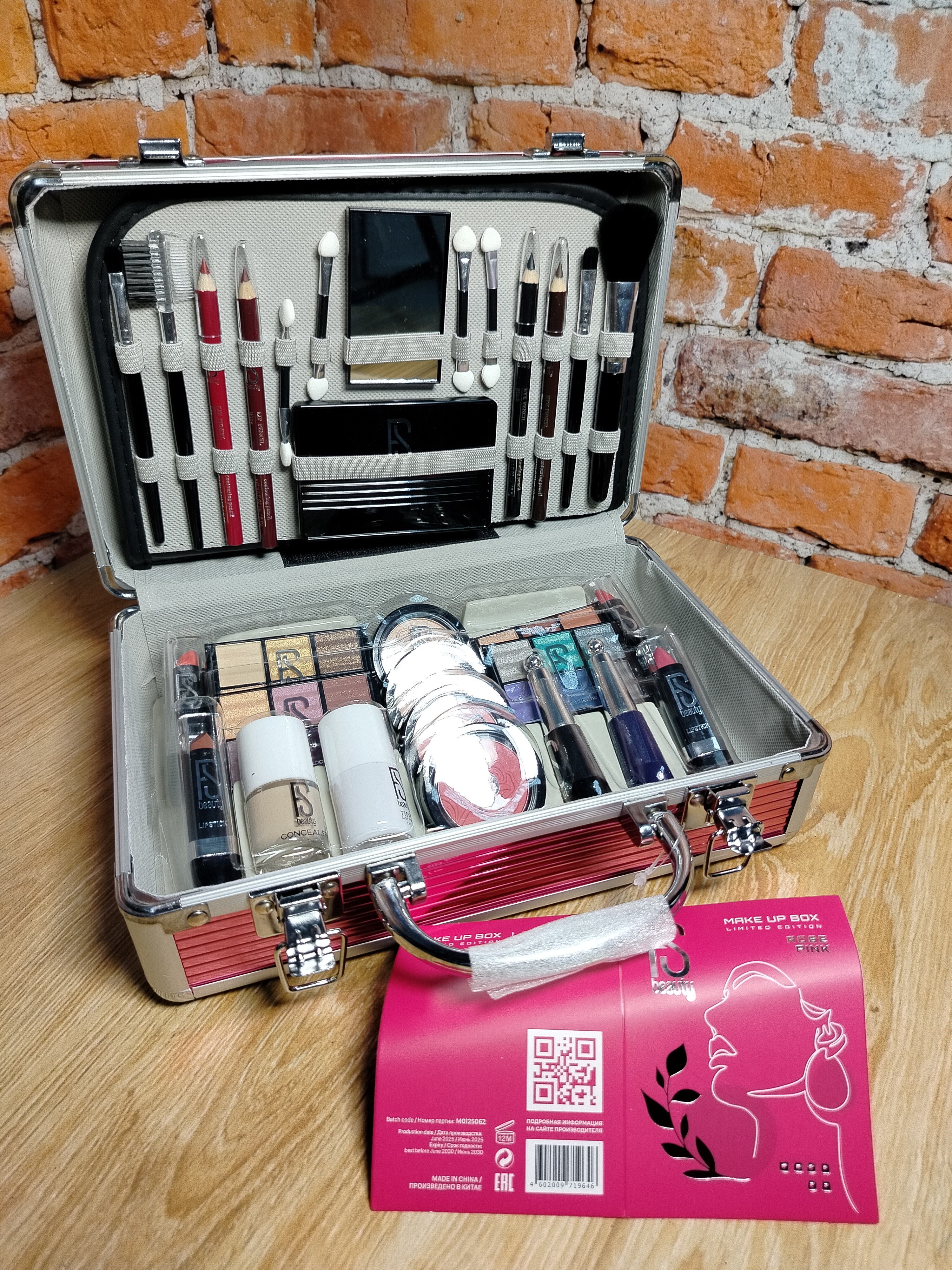 FS Beauty Rose Pink Make Up Box 50 Подарочный набор декоративной косметики в чемодане