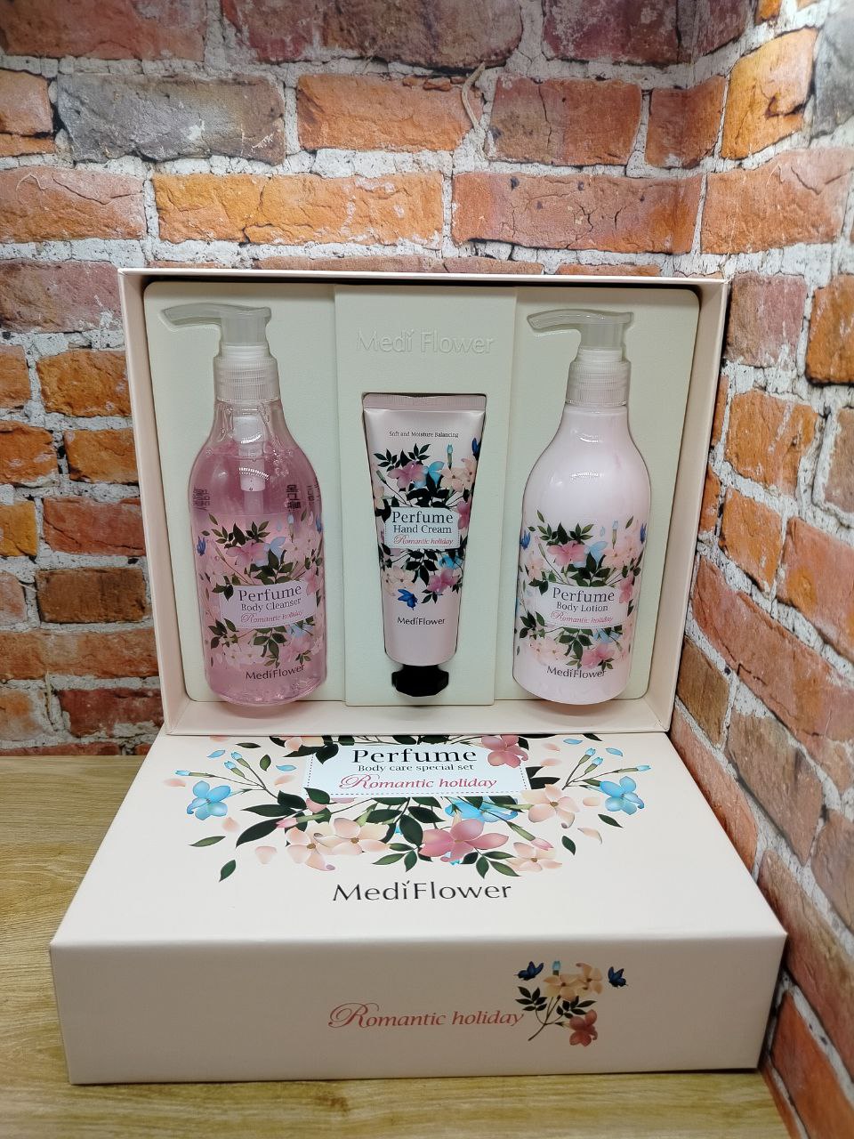 Medi Flower Romantic Holiday Набор подарочный средств для ухода за телом Гель для душа 300 мл + Крем для рук 80 гр + Лосьон для тела 300 мл