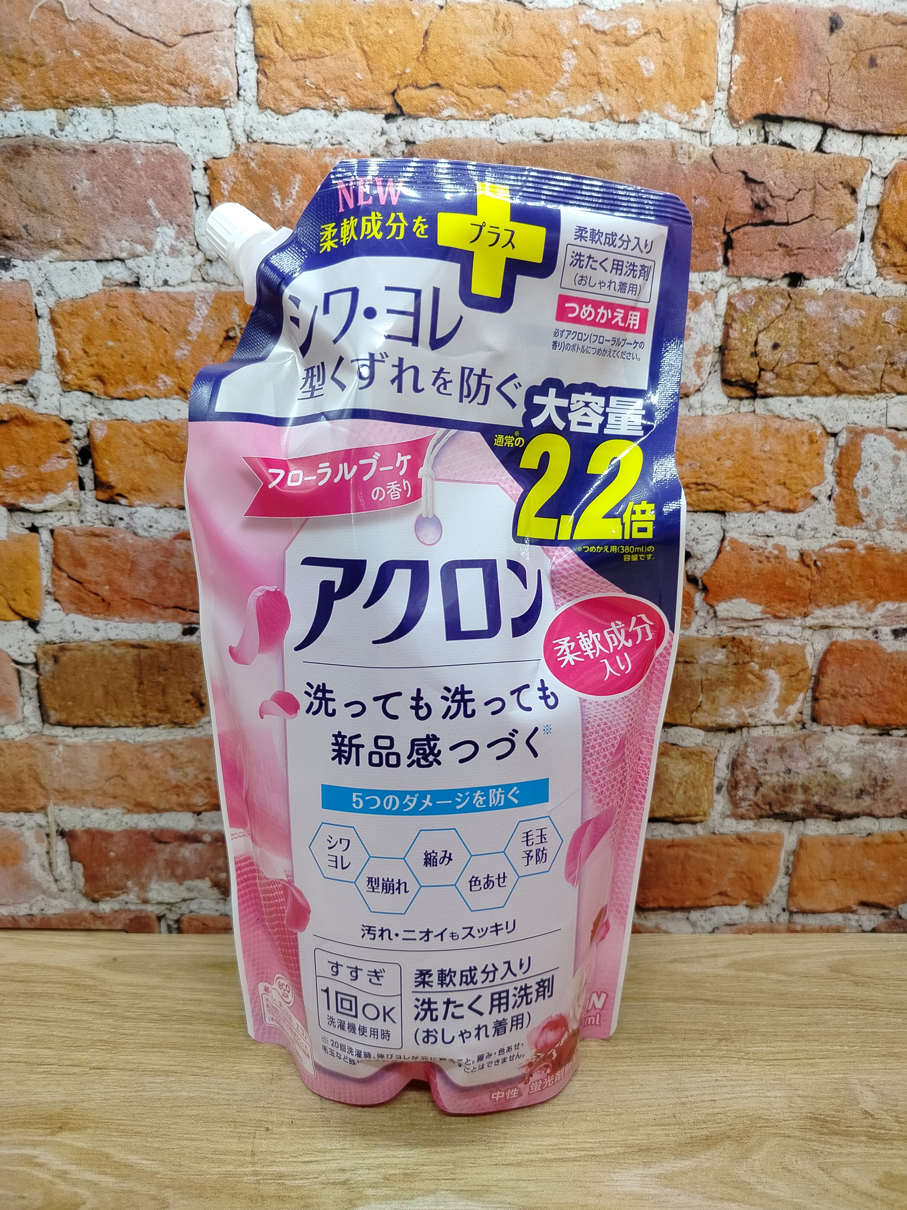 Lion Acron Floral Bouquet Средство для стирки деликатных тканей с цветочным ароматом 850 мл в мягкой упаковке