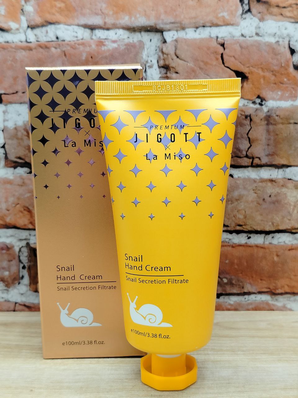Premium Jigott & La Miso Крем для рук с муцином улитки 100 мл