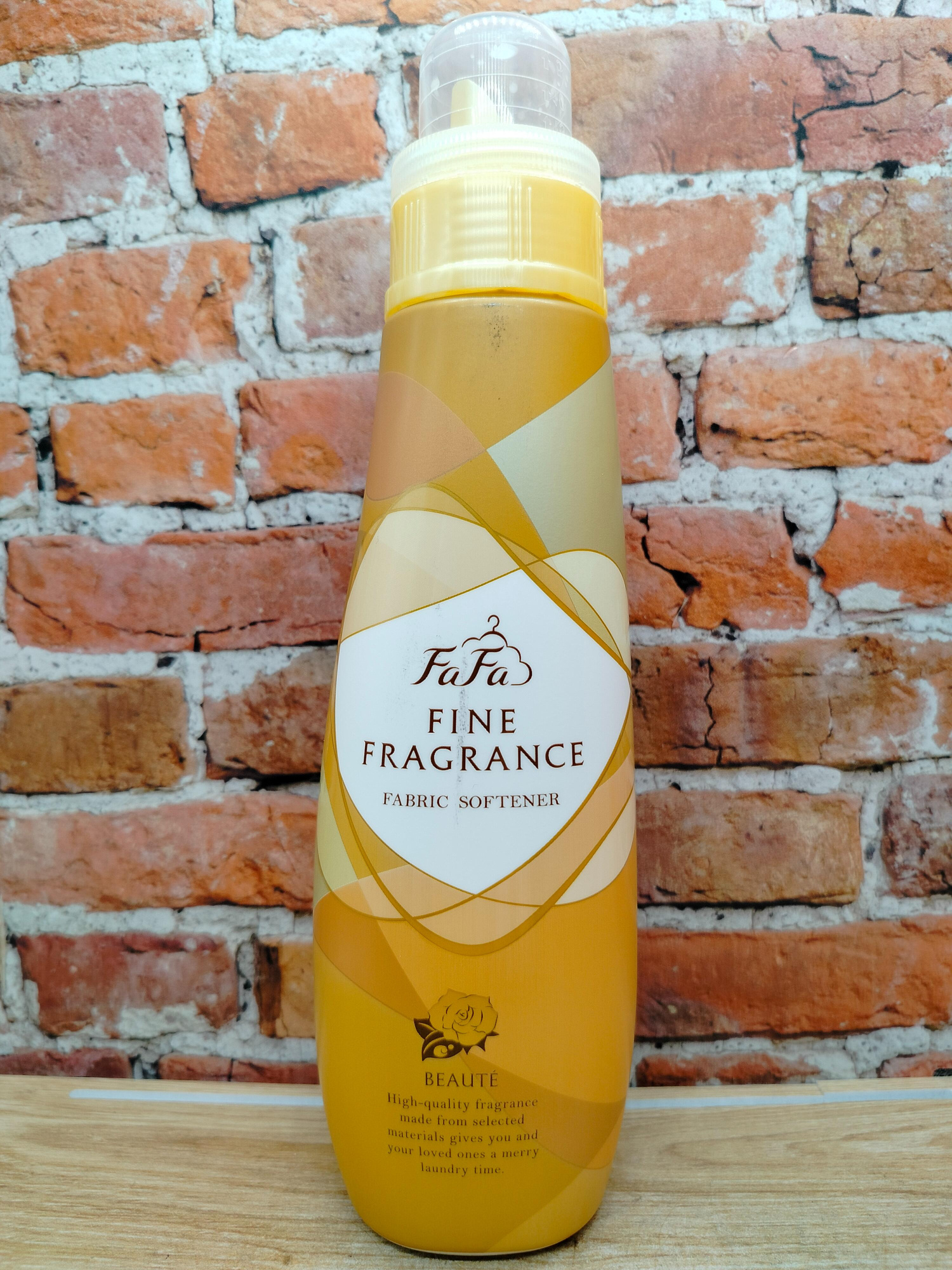 Nissan FaFa Fine Fragrance Beaute Кондиционер для белья с антистатическим эффектом и ароматом цветов, мускуса и сандалового дерева 600 мл