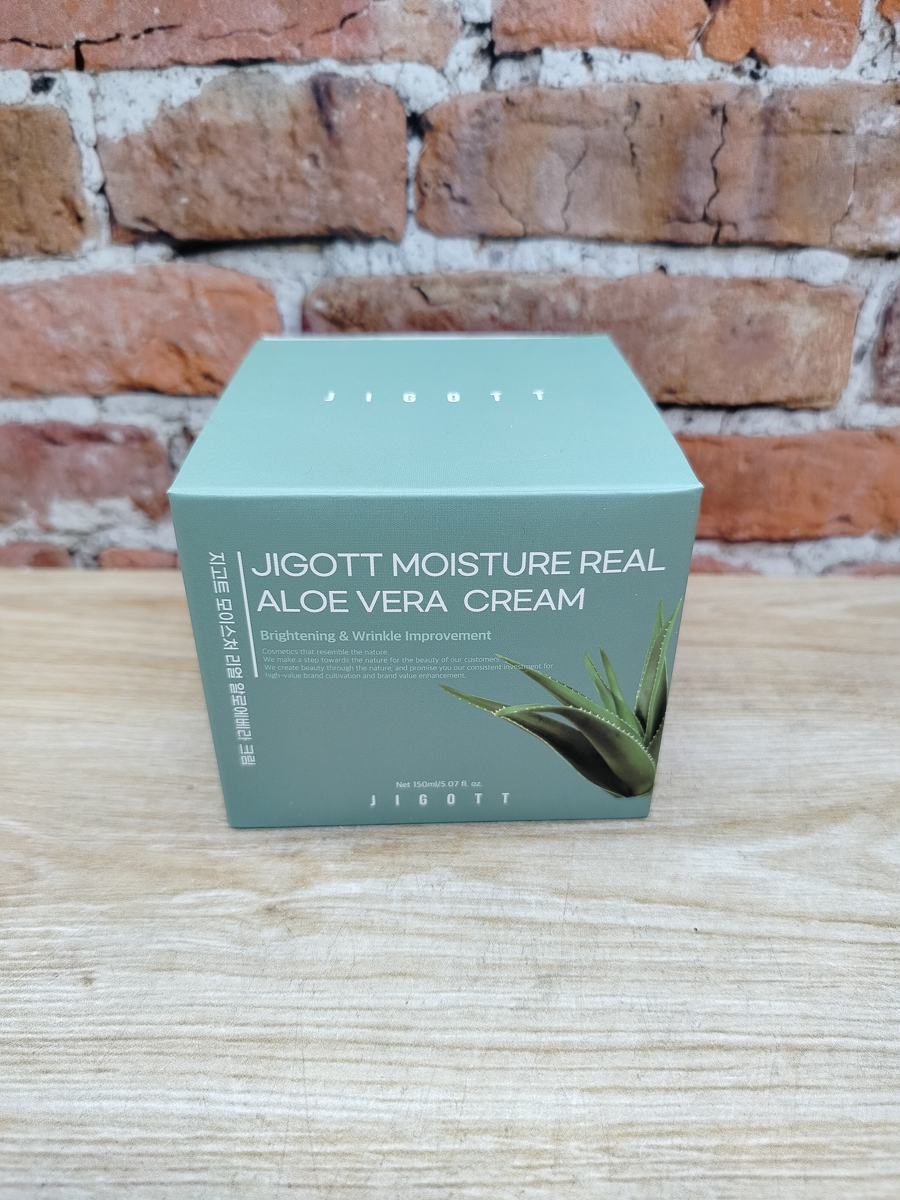 Jigott Moisture Real Aloe Vera Увлажняющий крем для лица осветляющий с алое вера 150 мл