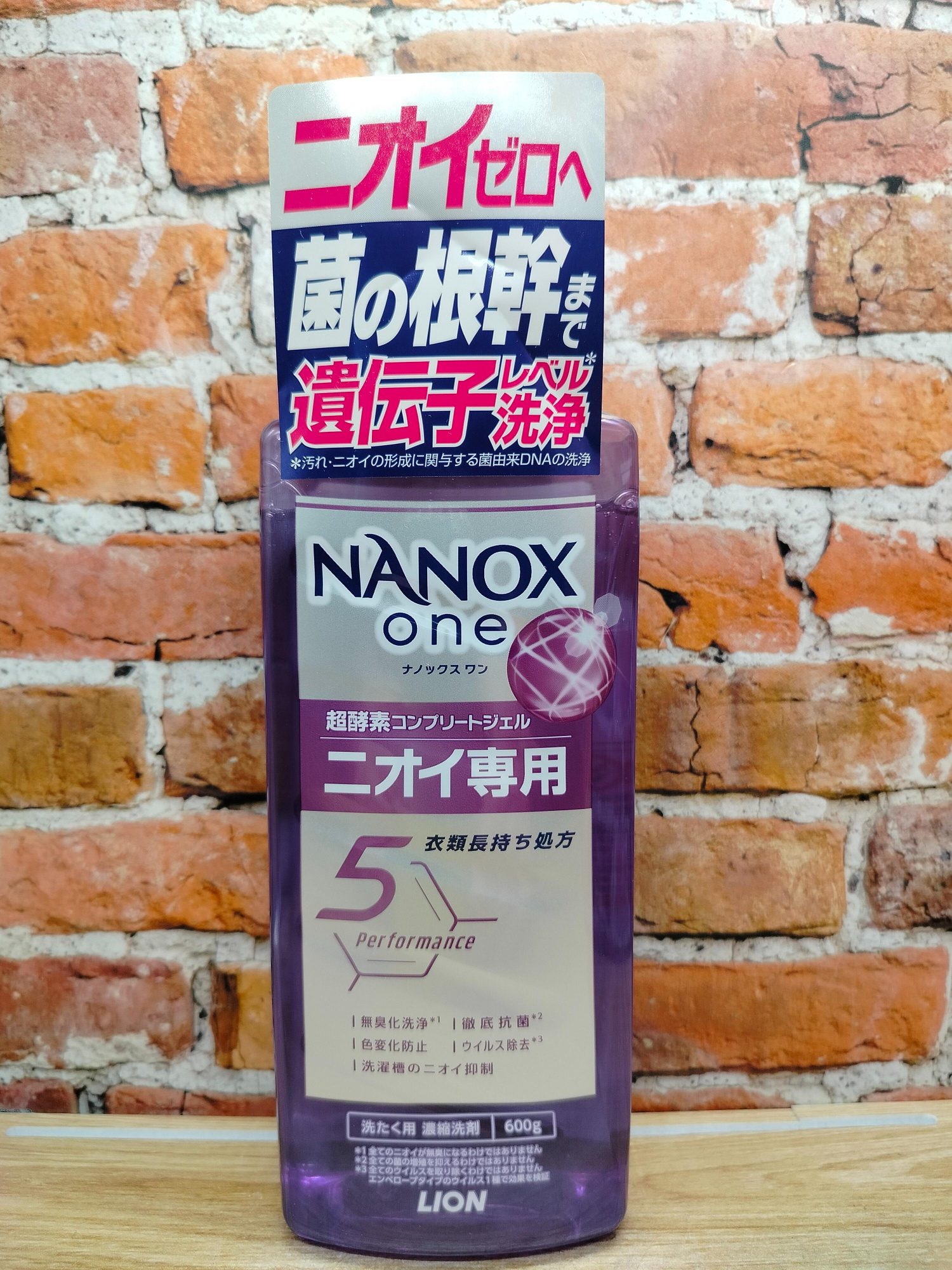 375449 LION TOP NANOX One Anti-Odour Концентрированное жидкое средство для стирки для удаления запахов (пот, затхлость при сушке в помещении, возрастные запахи) на молекулярном уровне, со свежим ароматом мыла и акватики, бутылка 600г 1/12
