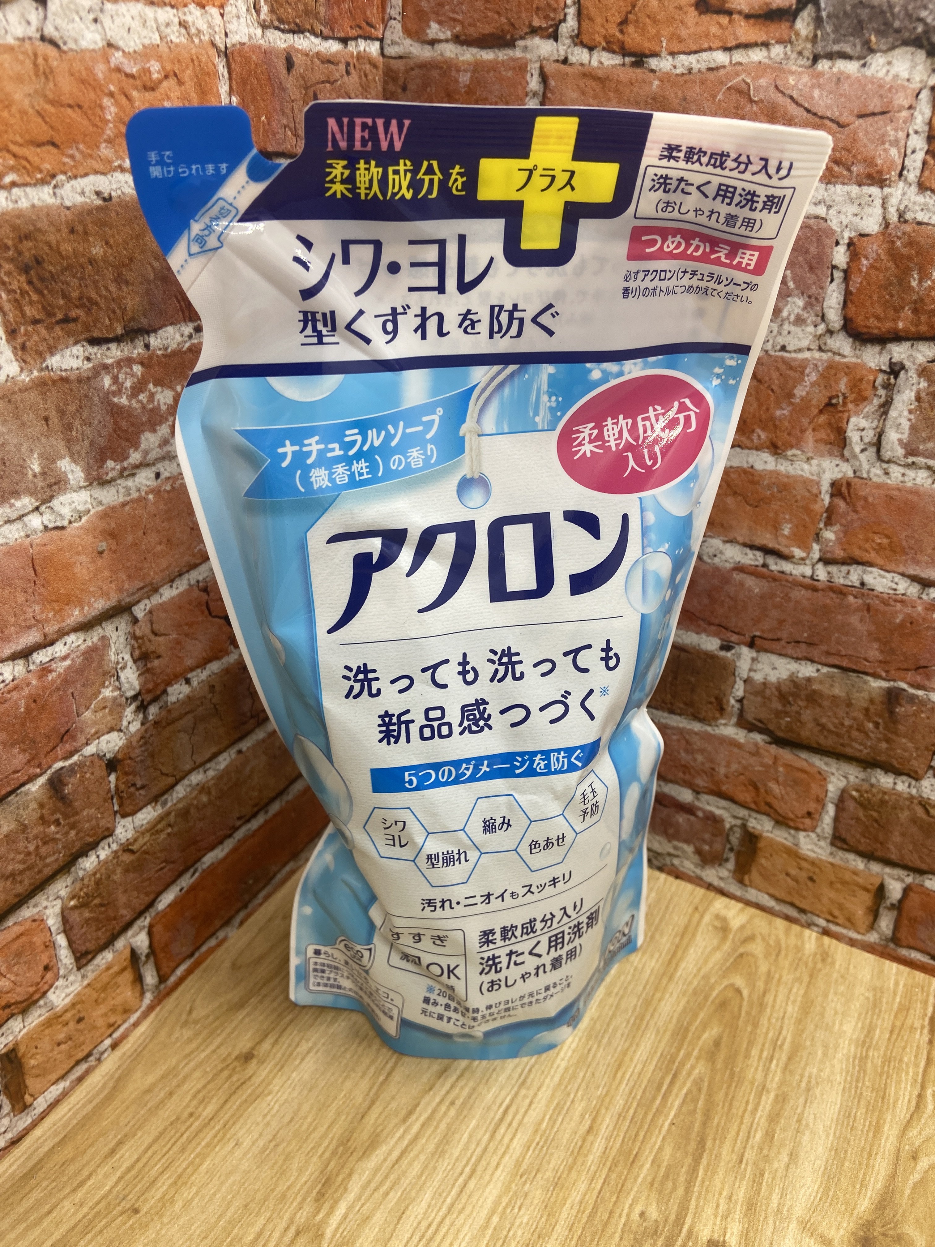 Lion Acron Средство для стирки деликатных тканей с нежным ароматом цветочного мыла 380 мл сменный блок