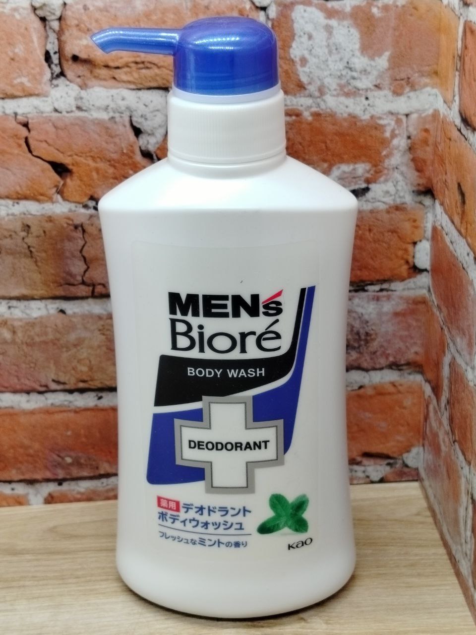 Kao Men's Biore Мыло для тела пенящееся мужское с противовоспалительным и деодорирующим эффектом с ароматом мяты 440 мл с дозатором