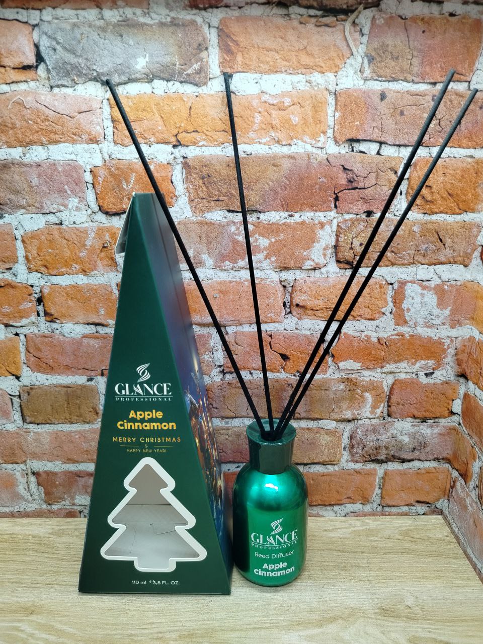 Glance Professional Reed Diffuser Merry Christmas & Happy New Year Apple & Cinnamon Ароматический диффузор для дома с палочками Яблоко и Корица 110 мл