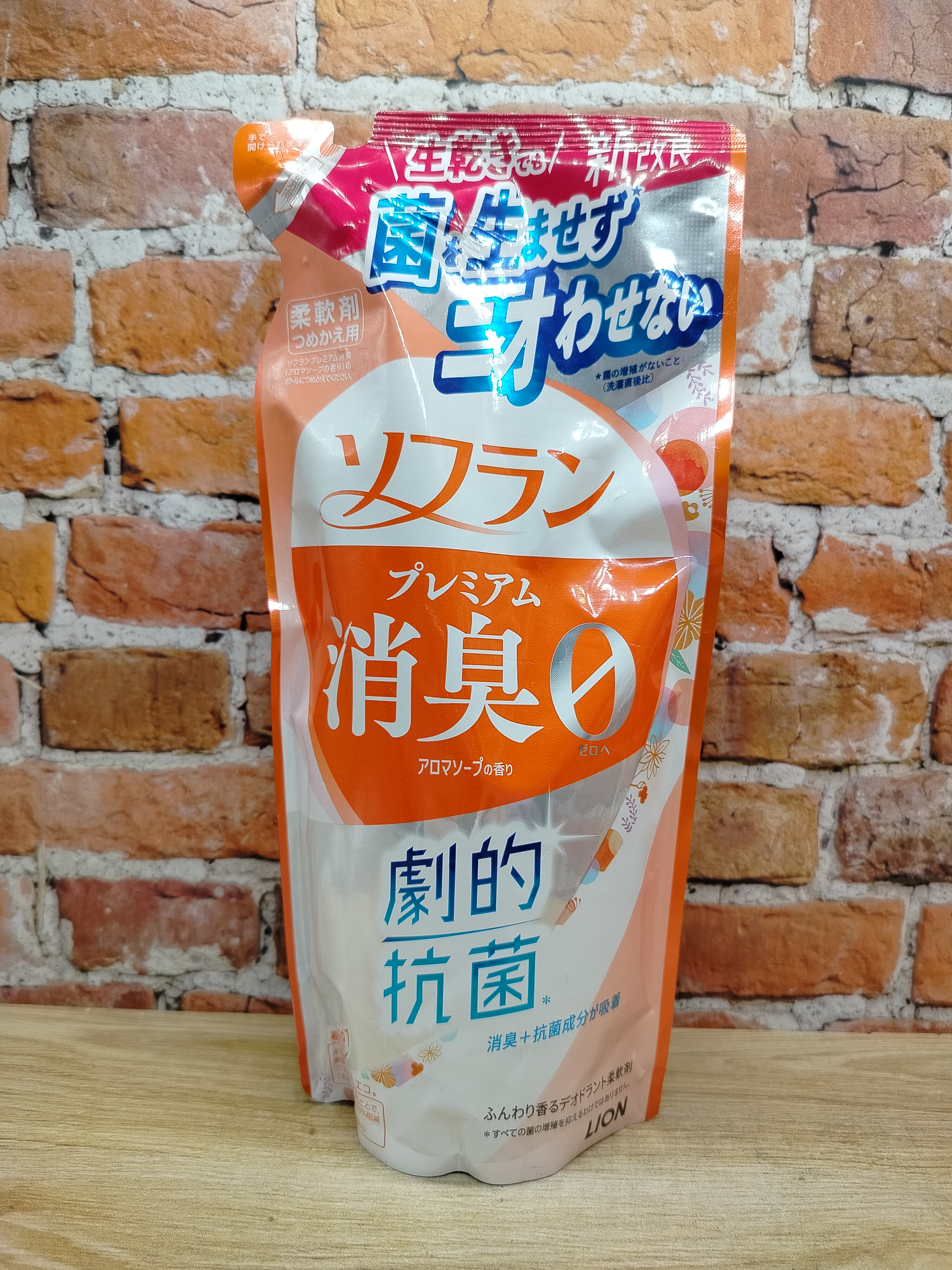 Lion Soflan 204 Ополаскиватель для белья антибактериальный с ароматом цветочного мыла 380 мл запасной блок