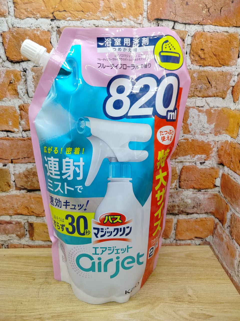 Kao Magiclean Bath Cleaner Airjet Спрей-пенка для ванной комнаты экспресс с ароматом цветов и фруктов 820 мл в мягкой упаковке