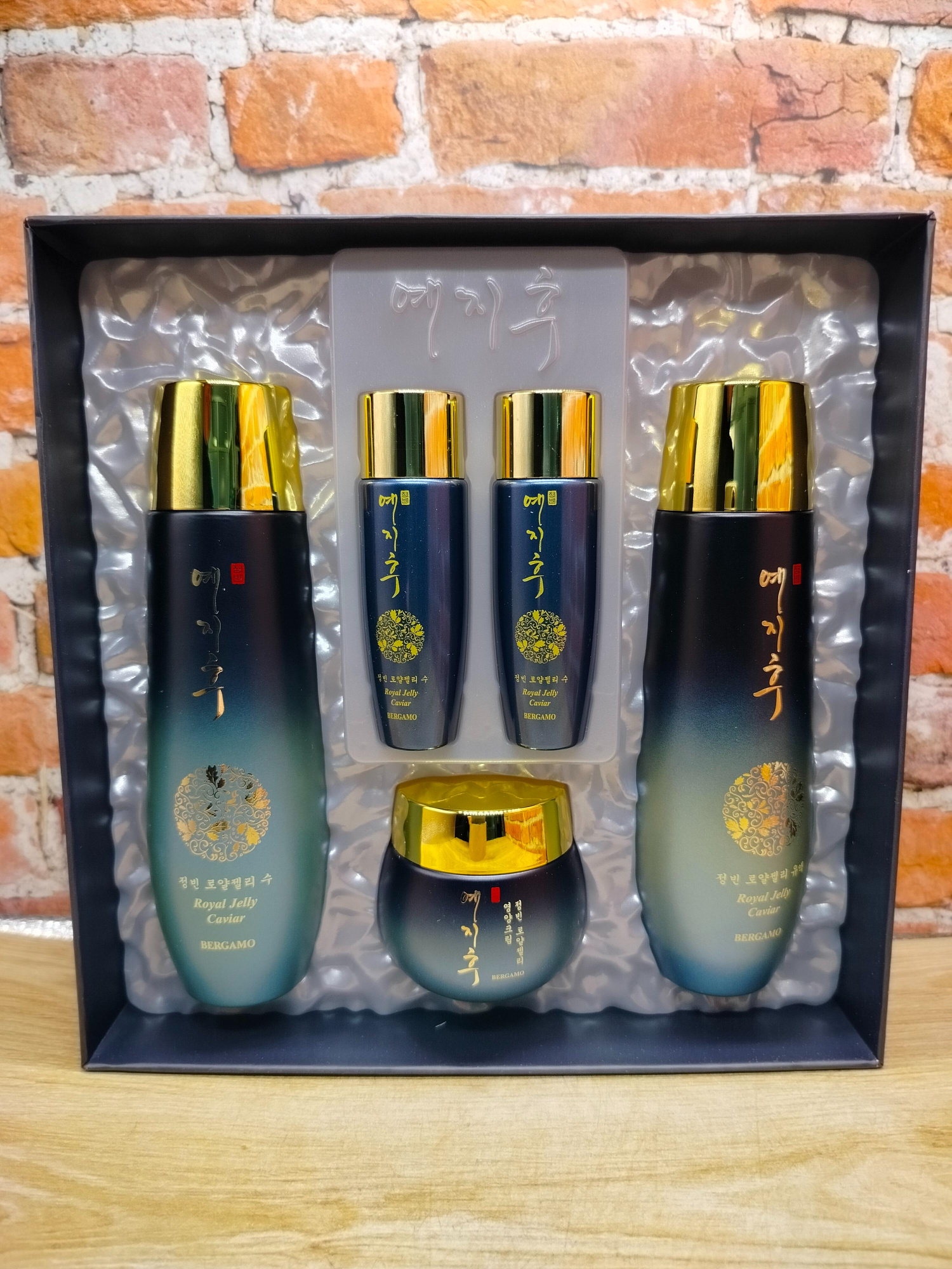 Bergamo Yezihu Caviar & Royal Jelly  Skin Care 3 Set Набор для ухода за кожей с экстрактом маточного молочка Тонер 150 мл + 30 мл + Эмульсия 150 мл + 30 мл + Крем для лица 50 гр