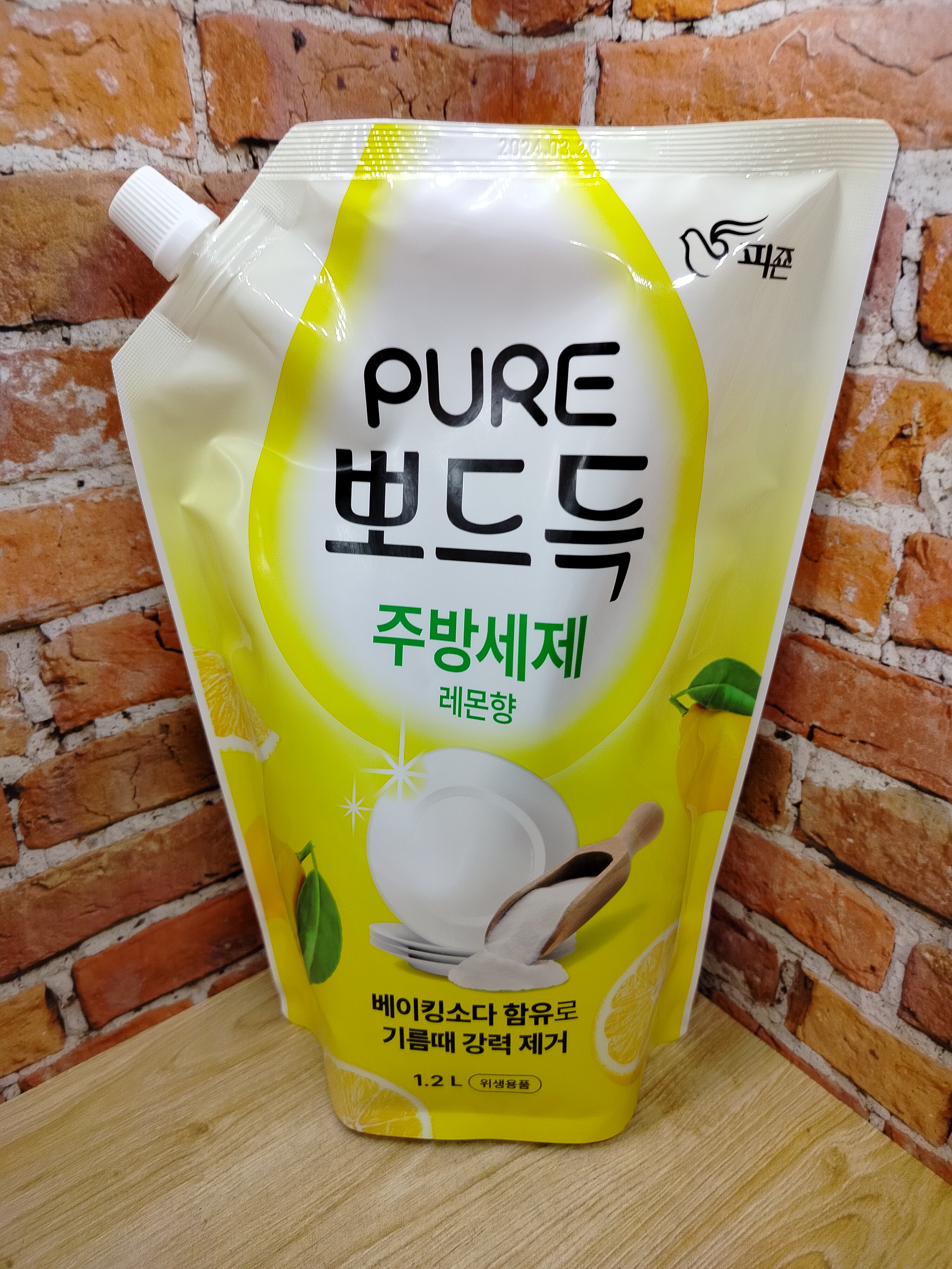Pigeon Pure Средство для мытья посуды, овощей и фруктов с содой Лимон 1,2 л в мягкой упаковке