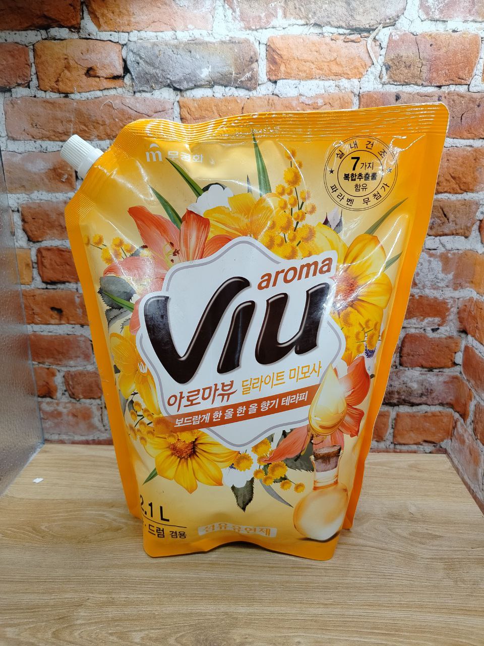 Mukunghwa Aroma Viu Golden Mimosa Антибактериальный ароматизирующий кондиционер Золотая мимоза 2,1 л в мягкой упаковке