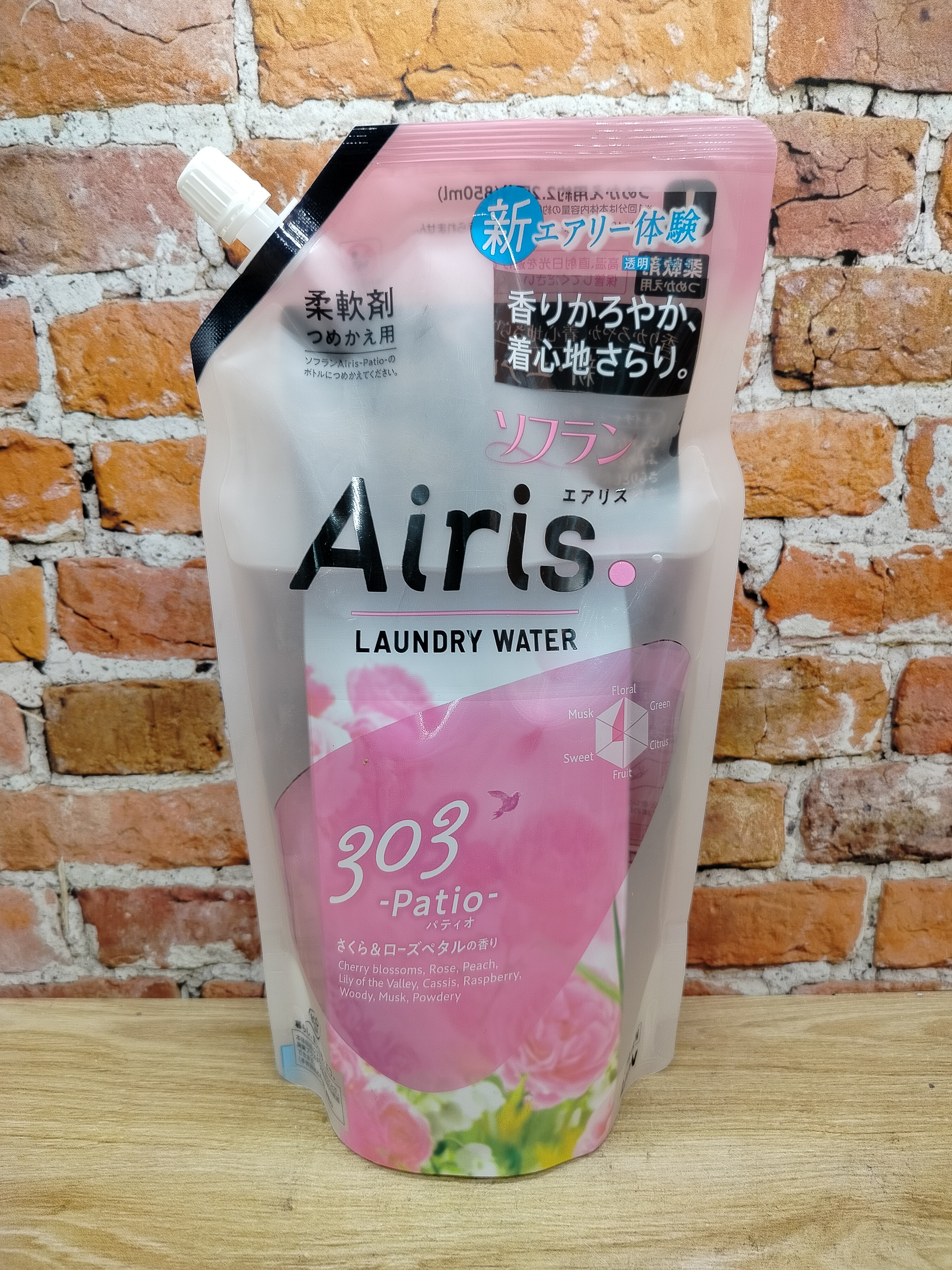Lion Soflan Airis 303 Patio Ополаскиватель для белья с ароматом сакуры, роз и персика 850 мл в мягкой упаковке
