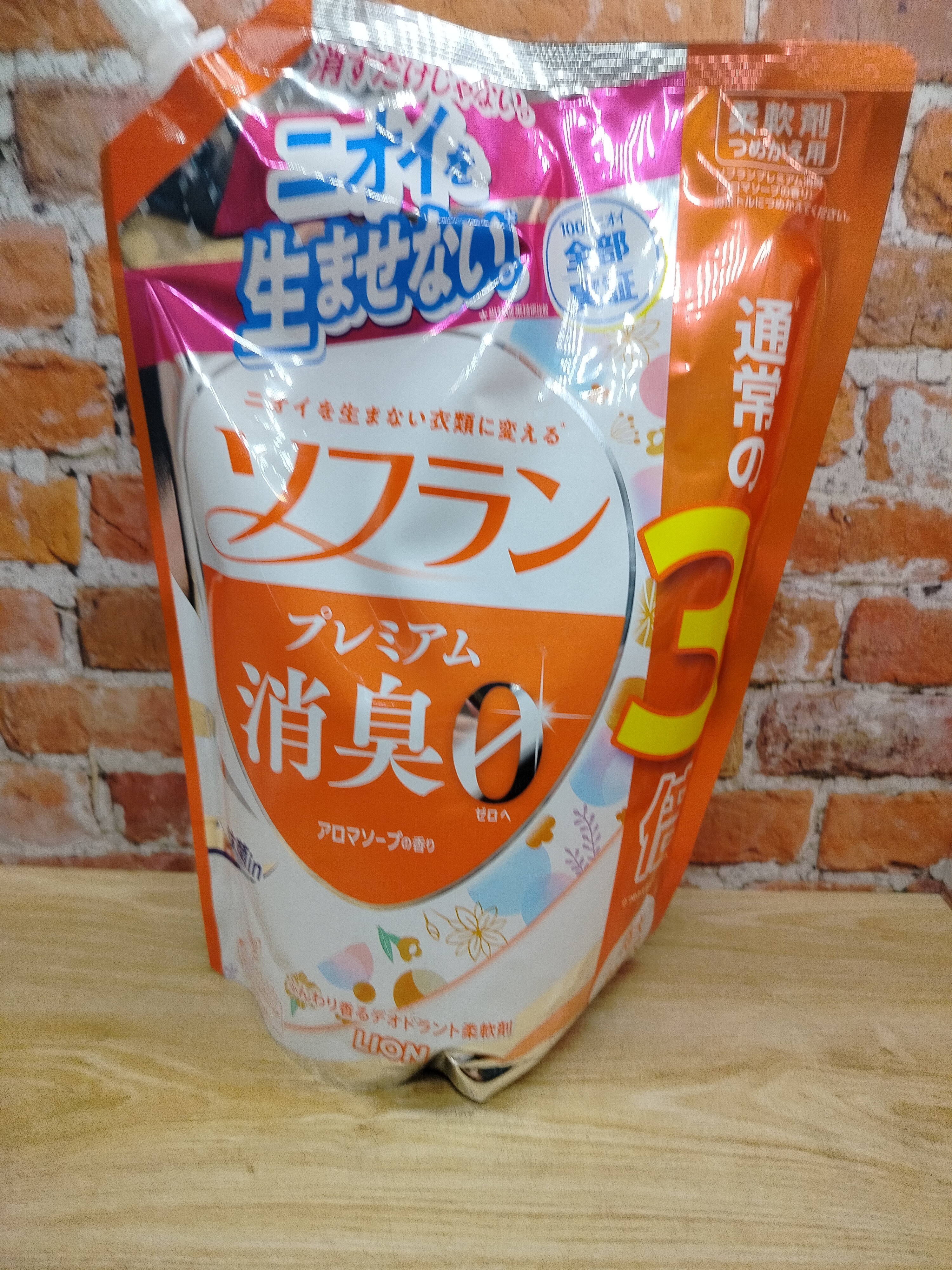 Lion Soflan Premium Deodorizer Zero 0 Кондиционер для белья защищающий от неприятного запаха до вечера с  ароматом Цветочного мыла 1260 мл в мягкой упаковке