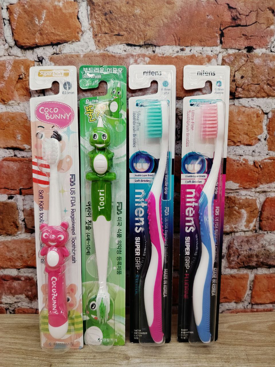 Dental Care Family Set Набор зубных щеток Семейный 4 шт: 1 шт для взрослых Фтор + 1 шт для взрослых Ксилит + 1 шт для детей 3-8 лет + 1 шт для детей 4-10 лет