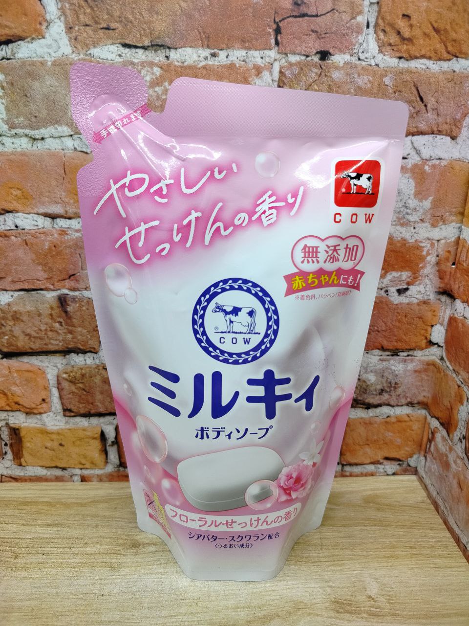 Cow Brand Milky body soap Жидкое мыло для тела с керамидами и молочными протеинами аромат цветов 360 мл запасной блок